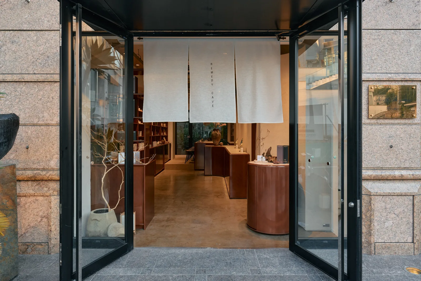 REMEDY CAVE North Aoyama店の店内
